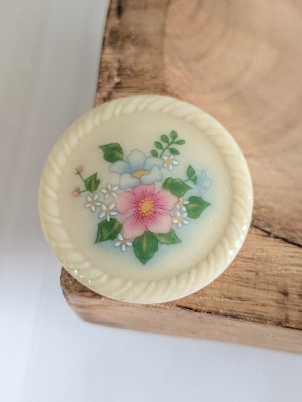 Vintage Avon Spring Bouquet Round Ceramic Brooch / Pin 1984 Floral